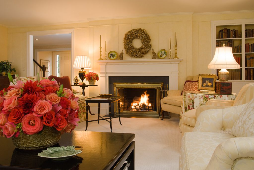 living room interior photo